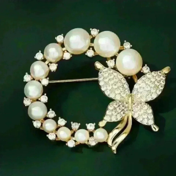 Unbranded Jewelry - NWOT Beautiful Faux Pearl Round Brooch
